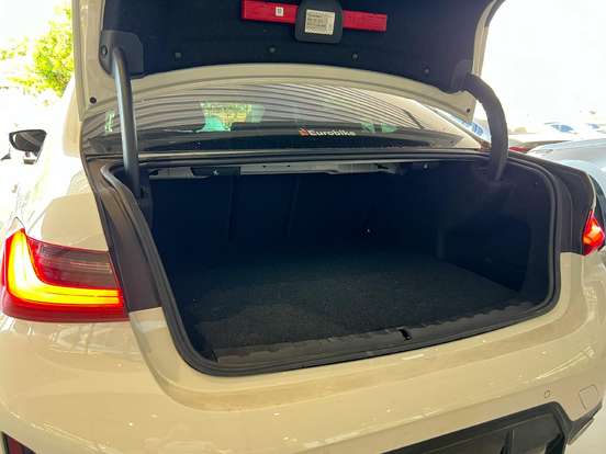 BMW-320i-2024