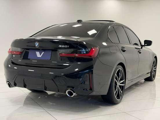 BMW-320i-2023