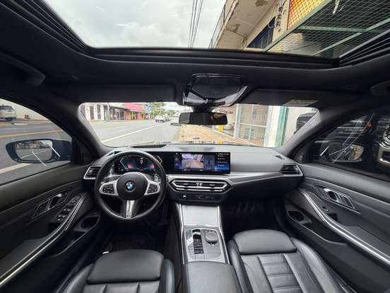 BMW-320i-2023