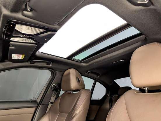 BMW-320i-2023