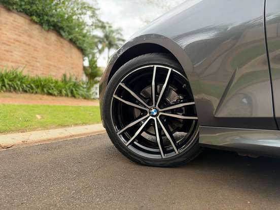 BMW-320i-2021