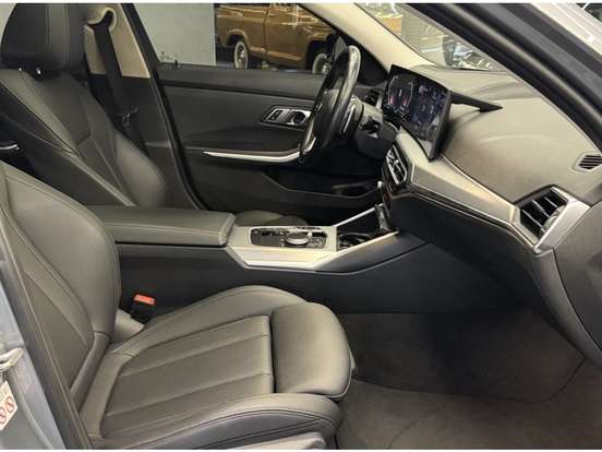 BMW-320i-2023