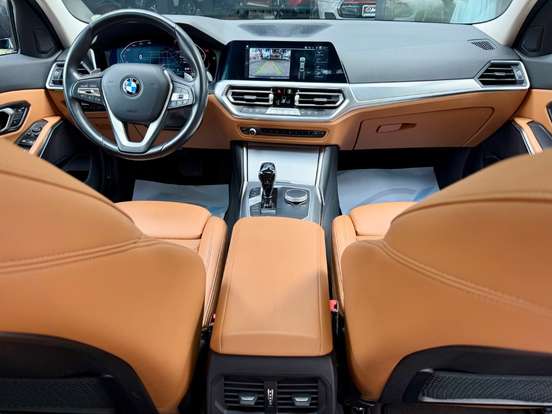 BMW-320i-2022