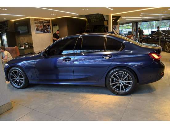 BMW-320i-2019