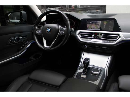 BMW-320i-2020