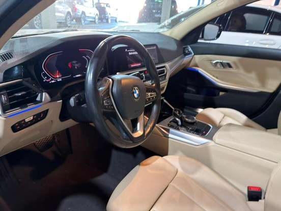 BMW-320i-2019
