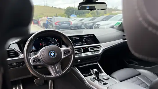 BMW-330e-2022