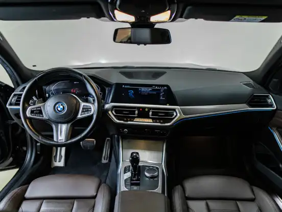 BMW-330e-2022