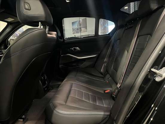 BMW-330e-2024