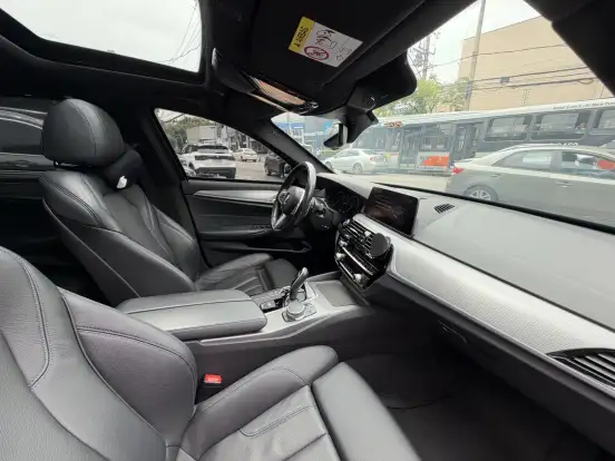 BMW-530e-2020