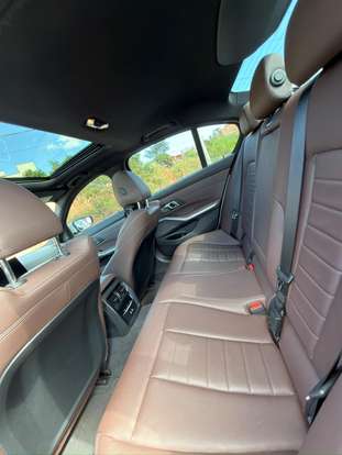 BMW-320i-2023