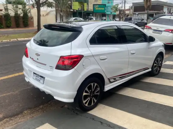 CHEVROLET-ONIX-2016