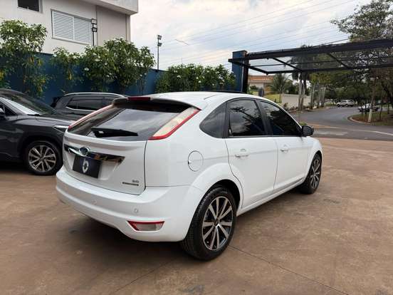 FORD-FOCUS-2010