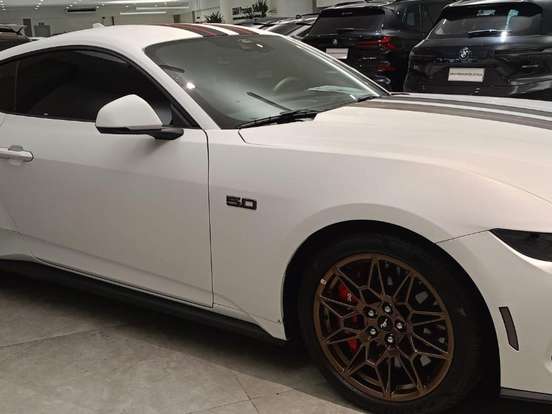 FORD-MUSTANG-2025