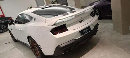 FORD-MUSTANG-2025