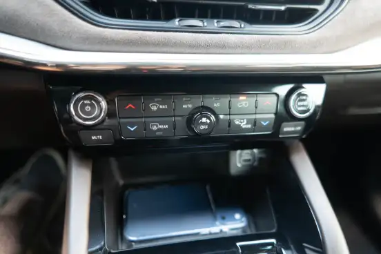JEEP-COMMANDER-2024
