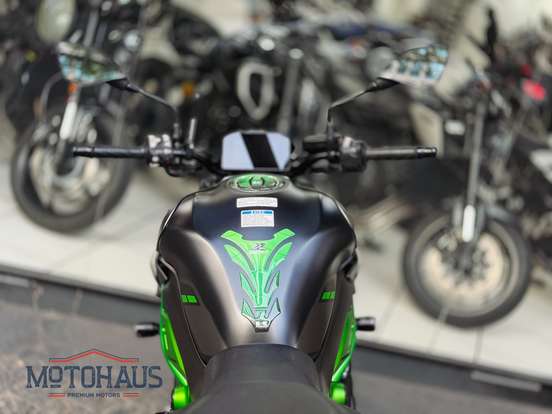 KAWASAKI-Z900-2025