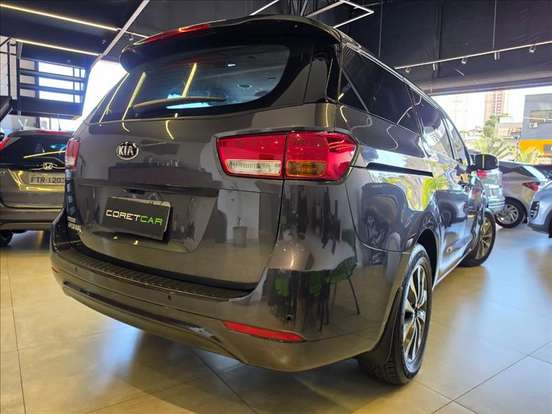 KIA-CARNIVAL-2017