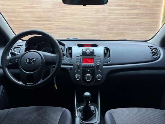KIA-CERATO-1.6 SEDAN 16V GASOLINA 4P MANUAL KIA-CERATO-2011