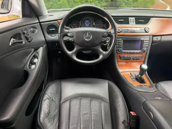 MERCEDES-BENZ-CLS 500-5.0 AVANTGARDE V8 GASOLINA 4P AUTOMÁTICO MERCEDES-BENZ-CLS 500-2005