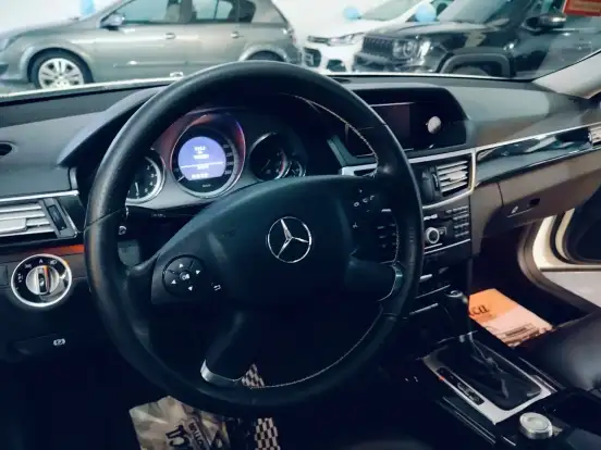 MERCEDES-BENZ-E 250-2010