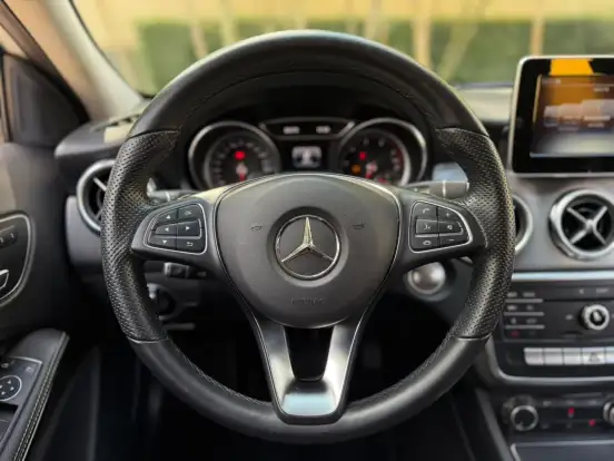 MERCEDES-BENZ-GLA 200-2019