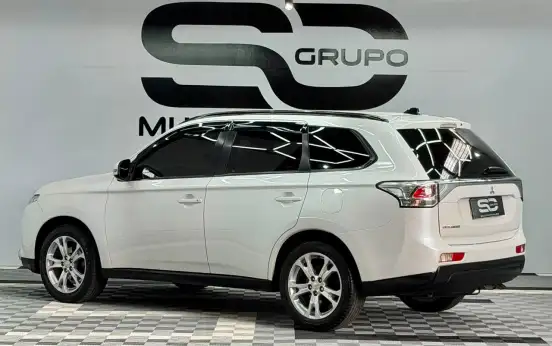 MITSUBISHI-OUTLANDER-2014