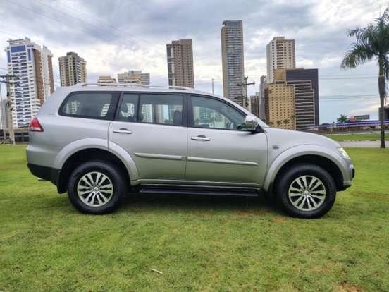MITSUBISHI-PAJERO-2017