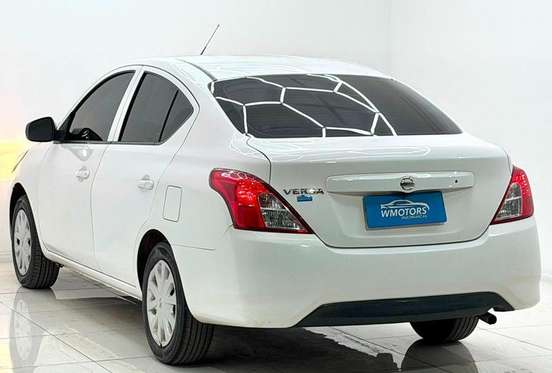 NISSAN-VERSA-2020