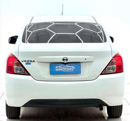 NISSAN-VERSA-2020