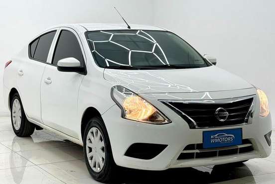 NISSAN-VERSA-2020