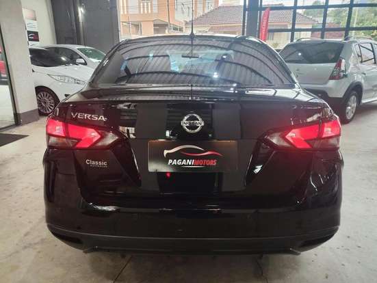 NISSAN-VERSA-2021
