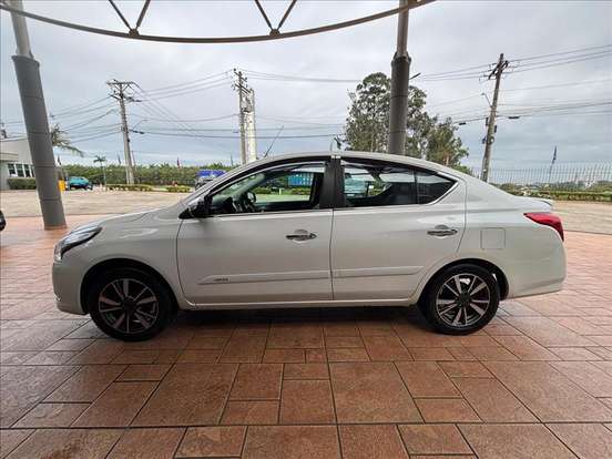 NISSAN-VERSA-2019