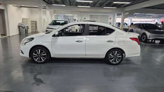 NISSAN-VERSA-2020