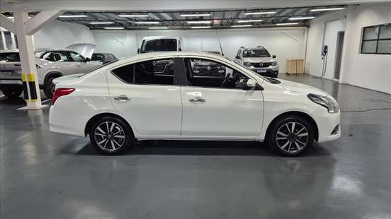 NISSAN-VERSA-2020