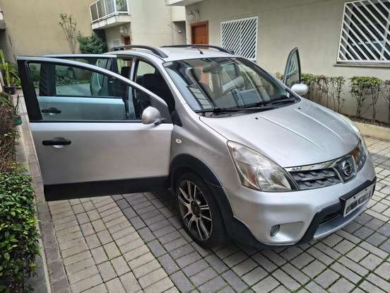NISSAN-LIVINA-2011