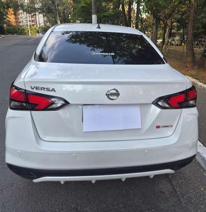 NISSAN-VERSA-2021