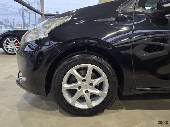 PEUGEOT-208-2015