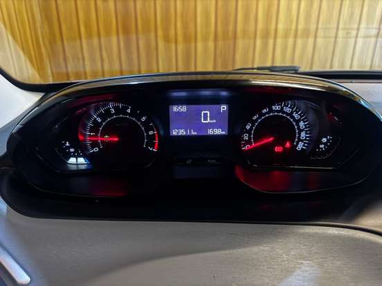 PEUGEOT-208-2016
