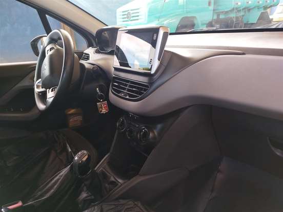 PEUGEOT-208-2017