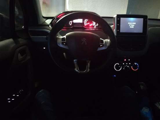 PEUGEOT-208-2017