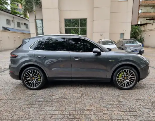 PORSCHE-CAYENNE-2021