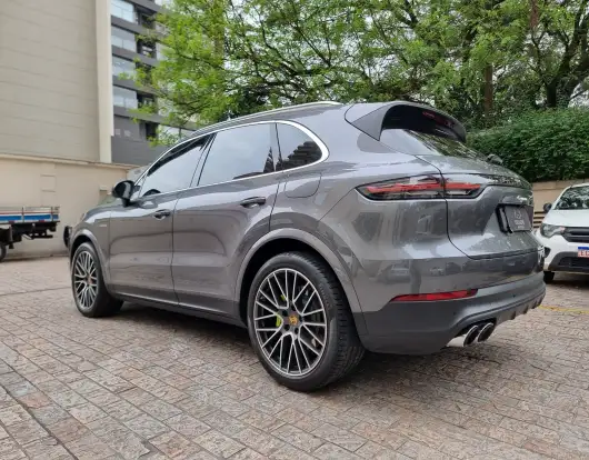 PORSCHE-CAYENNE-2021