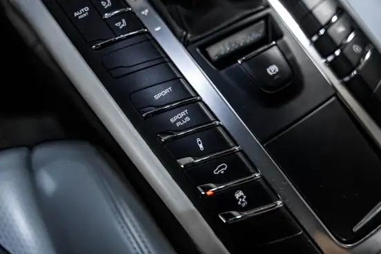 PORSCHE-MACAN-2016