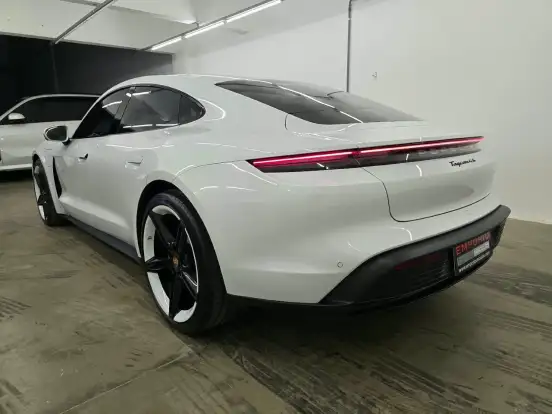 PORSCHE-TAYCAN-2020