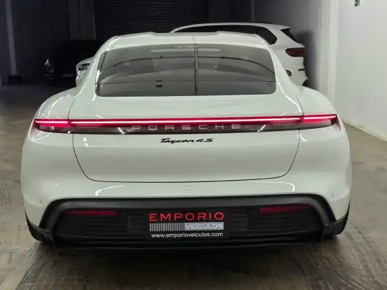 PORSCHE-TAYCAN-2020