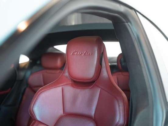 PORSCHE-TAYCAN-2020