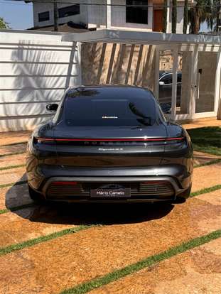PORSCHE-TAYCAN-2023