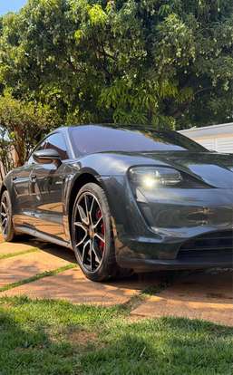 PORSCHE-TAYCAN-2023