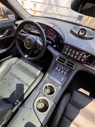PORSCHE-TAYCAN-2023